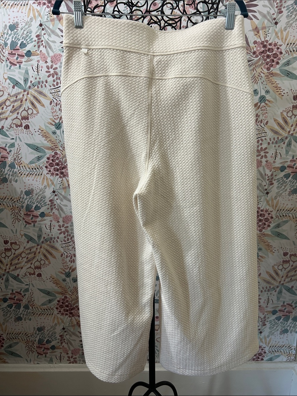 Lululemon Can You Feel The Pleat Crop
Light Ivory Texture Wide Leg 10 Medium - Picture 10 of 10
